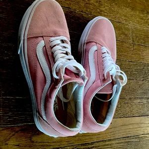 Size 9 woman’s pink vans shoes. In new condition.